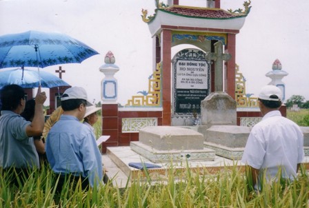Tác giả và miêu duệ hải ngoại cùng với miêu duệ tại Quê Hương viếng thăm và cầu nguyện trước phần mộ ông tổ Đại Dòng tộc Nguyễn Văn Công, mộ bà Công trước và mộ bà Công sau, được tái thiết 2004