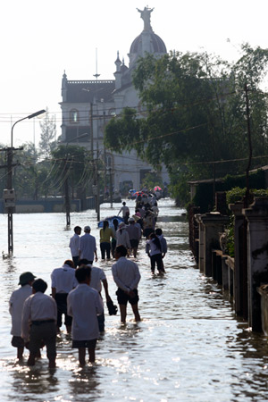 122106-VN_Song-Chi-Vietnam_Floods_Dail-300_copy