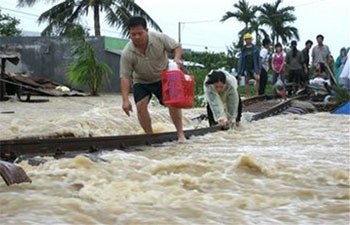 Dân Bình Định chạy bão (Photo: AP)