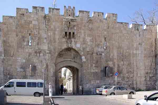 03-Jerusalem_Lions_gate_BW_1